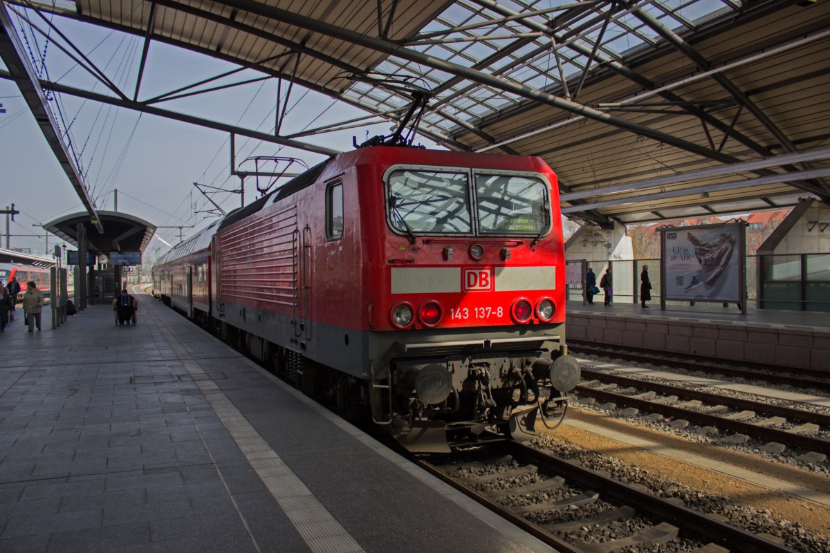 143 137 ist soeben aus Sangerhausen in Erfurt angekommen und wartet nun auf die R�ckfahrt.
