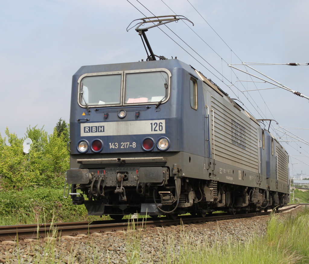 143 217-8+143 063-6 als Leerfahrt von Rostock-Seehafen gen Wismar bei der Umfahrung in H�he Rostock Hbf.21.05.2016