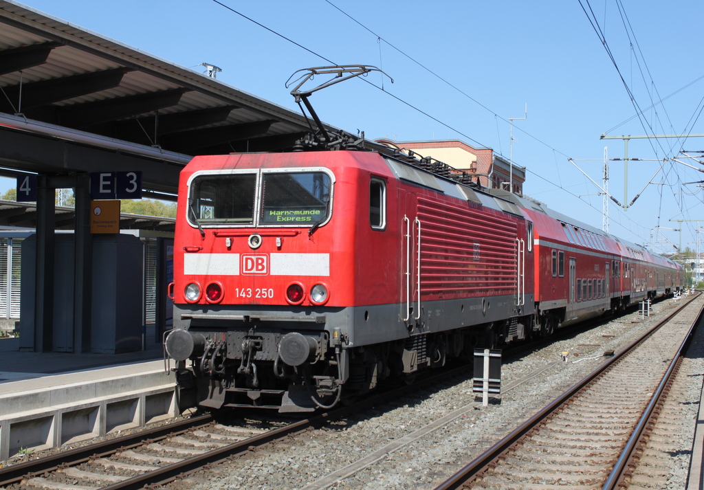 143 250-9 mit RE 18490(Berlin-Warnem�nde)bei der Ausfahrt im Rostocker Hbf.08.05.2016