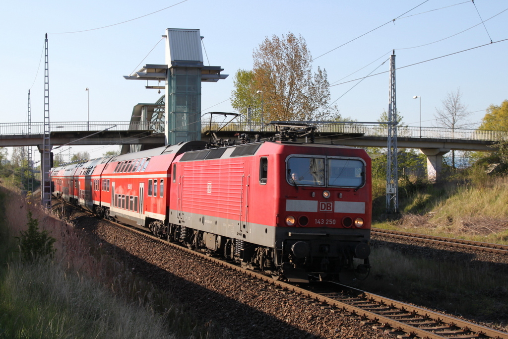 143 250-9 mit RE 18491(Warnem�nde-Berlin)bei der Durchfahrt im Haltepunkt Rostock-Marienehe.07.05.2016