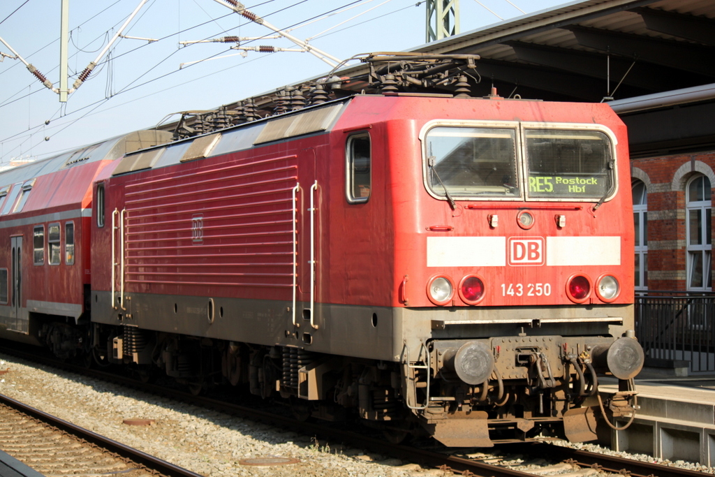 143 250-9 stand am 04.10.2015 im Rostocker Hbf.