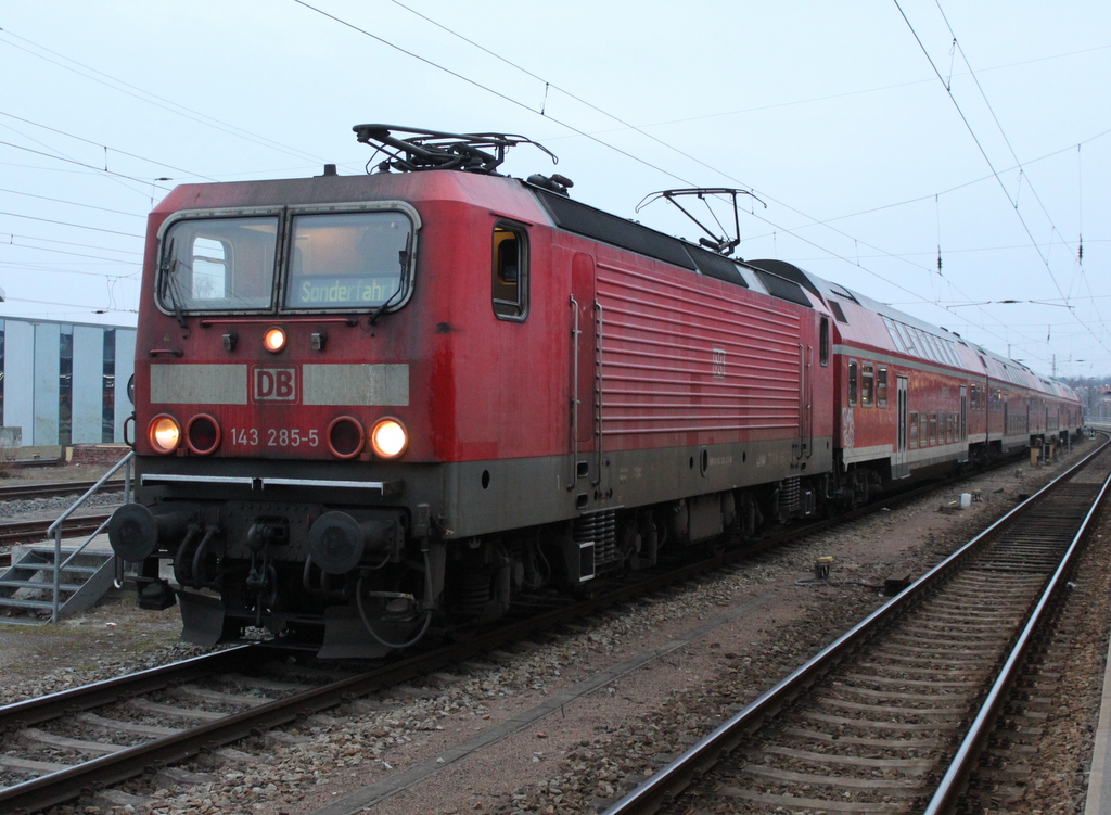 143 285-5 mit Fu�ball-Sonderzug 18423 von Rostock Hbf nach Magdeburg-Herrenkrug kurz vor der Ausfahrt im Rostocker Hbf.05.03.2016