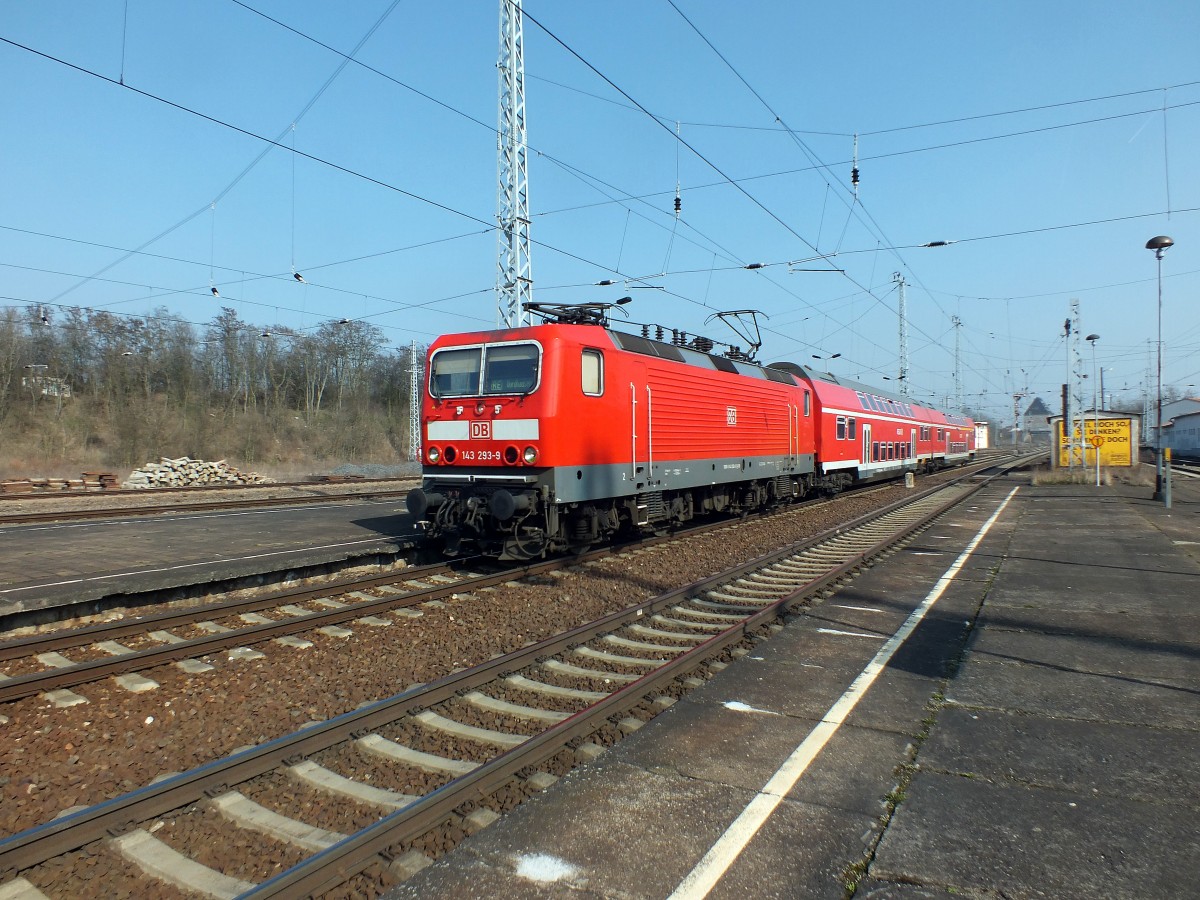 143 293 f�hrt am 11.3.14 mit einem RE nach Nordhausen in Sangerhausen ein.
