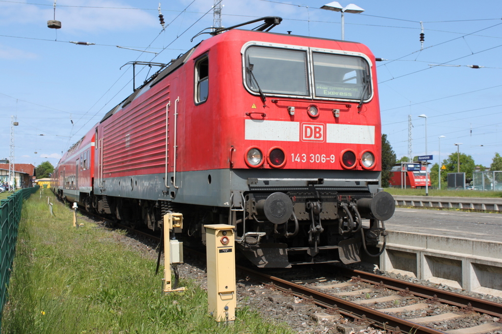 143 306-9 und 101 061 waren am 14.05.2016 zu Gast in Warnem�nde.