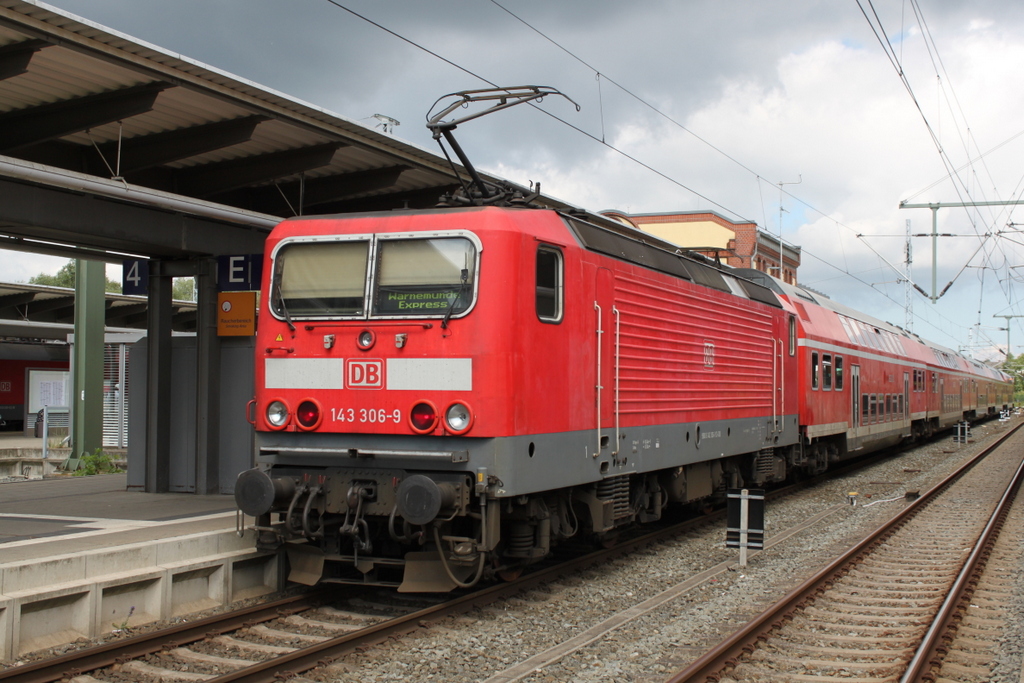 143 306-9 mit RE 18490 von Berlin Hbf(tief)nach Warnem�nde bei der Ausfahrt im Rostocker Hbf.18.06.2016