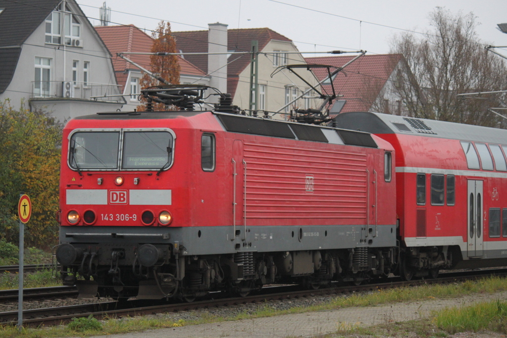 143 306-9 mit RE 18590(Berlin-Warnem�nde)bei der Ausfahrt im Rostocker Hbf.15.11.2014