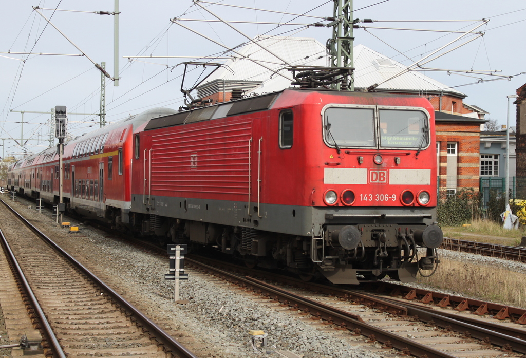 143 306-9 mit Warnem�nde-Express beim Rangieren im Rostocker Hbf hinter der Lok lief der DABbuzfa 760 D-DB 50 80 36-33 071-2 mit.10.04.2016