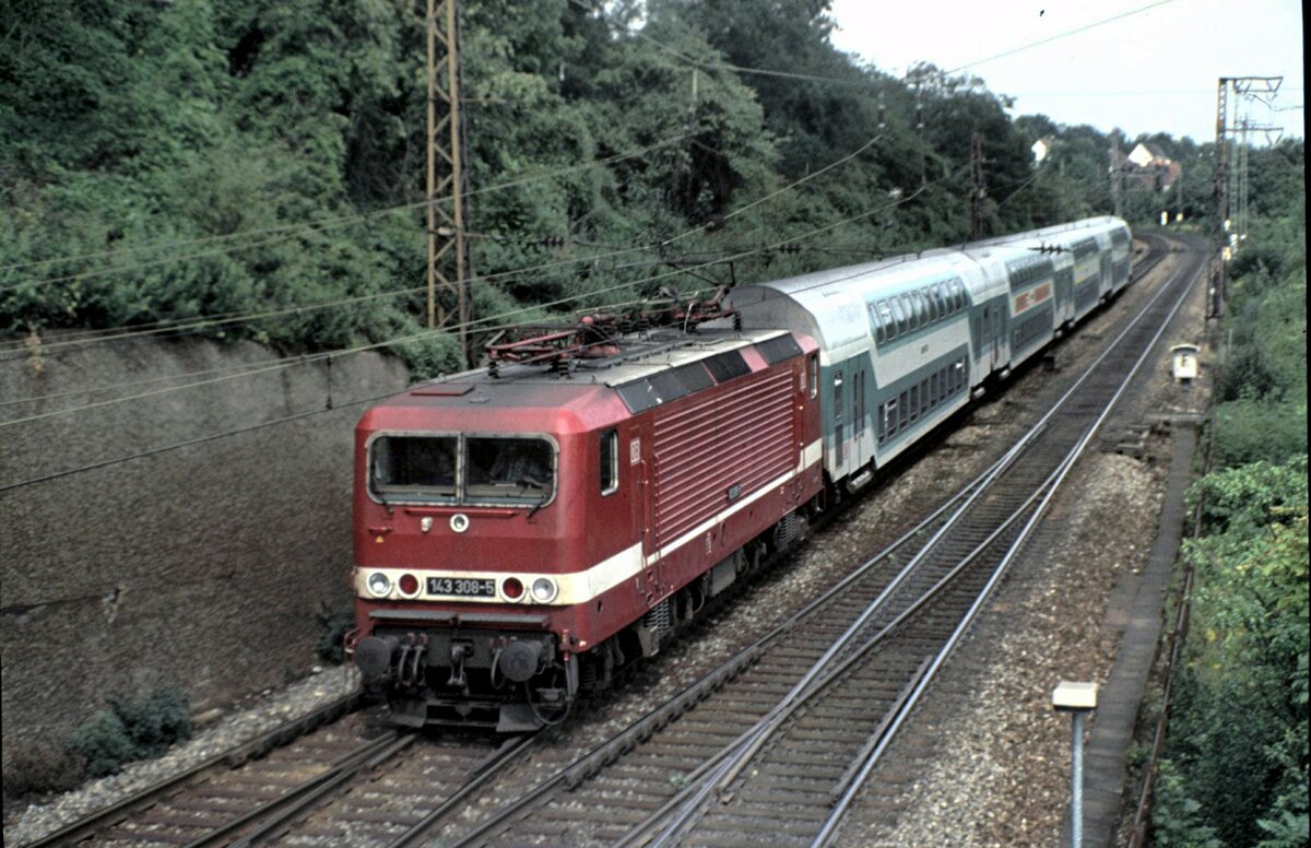 143 308-5 mit Dosto-Zug in Ulm am 25.08.1996.