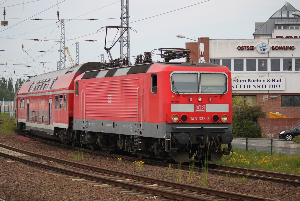 143 333-3 mit RE 18590 von Berlin Hbf(tief)nach Warnemnde bei der Einfahrt in Warnemnde.06.06.2015