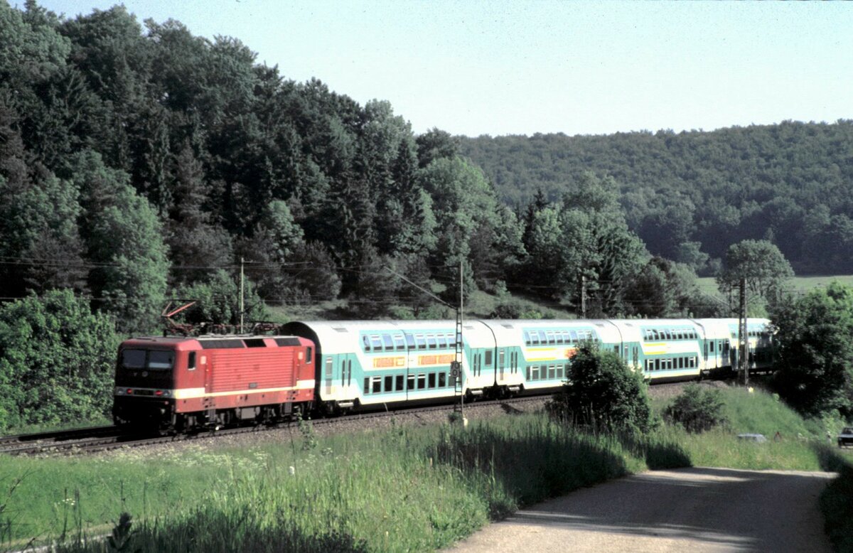 143 350-7 mit Doppelstockzug bei Urspring am 06.06.1996.