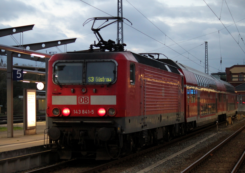 143 841-5 mit S3 von Rostock Hbf nach Gstrow kurz vor der Rckfahrt im Rostocker Hbf.30.10.2013