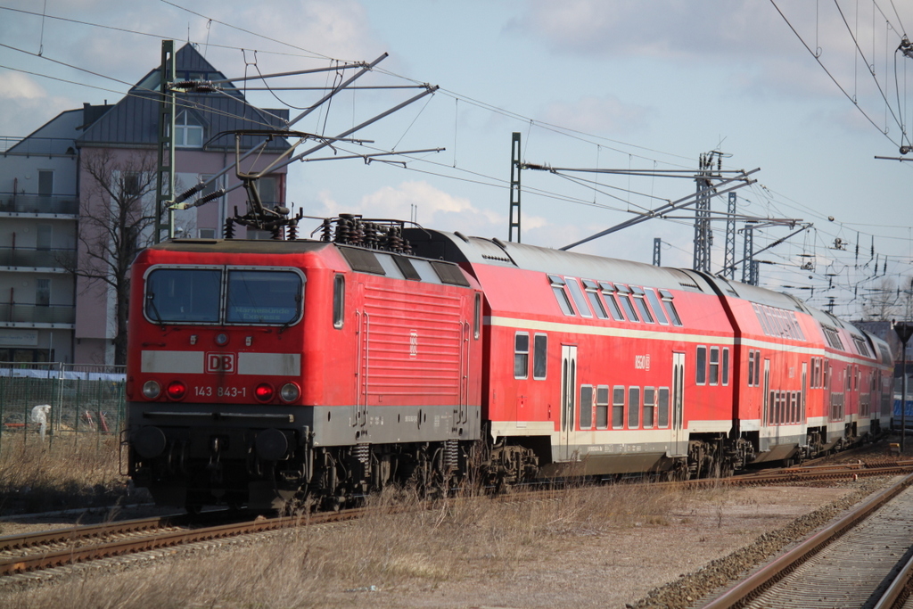 143 843-1 mit Warnem�nde-Express 18590 von Berlin Hbf(tief)nach Warnem�nde bei der Durchfahrt am 06.04.2015 in Warnem�nde Werft.