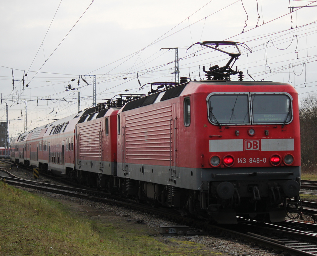 143 848-0+143 843-1 als berfhrung von Rostock Hbf nach Berlin bei der Ausfahrt im Rostocker Hbf am 13.12.2014