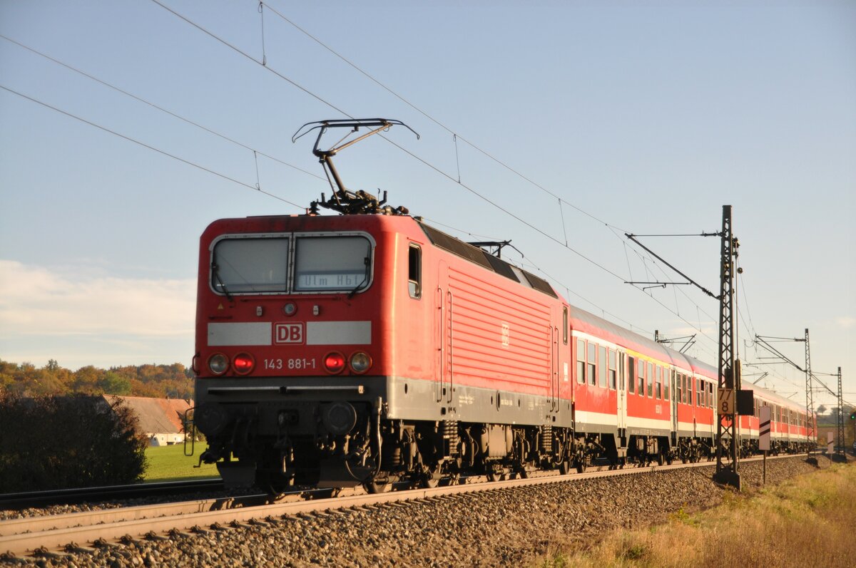 143 881-1 mit n-Wagen bei Hinterdenkental am 19.10.2012.