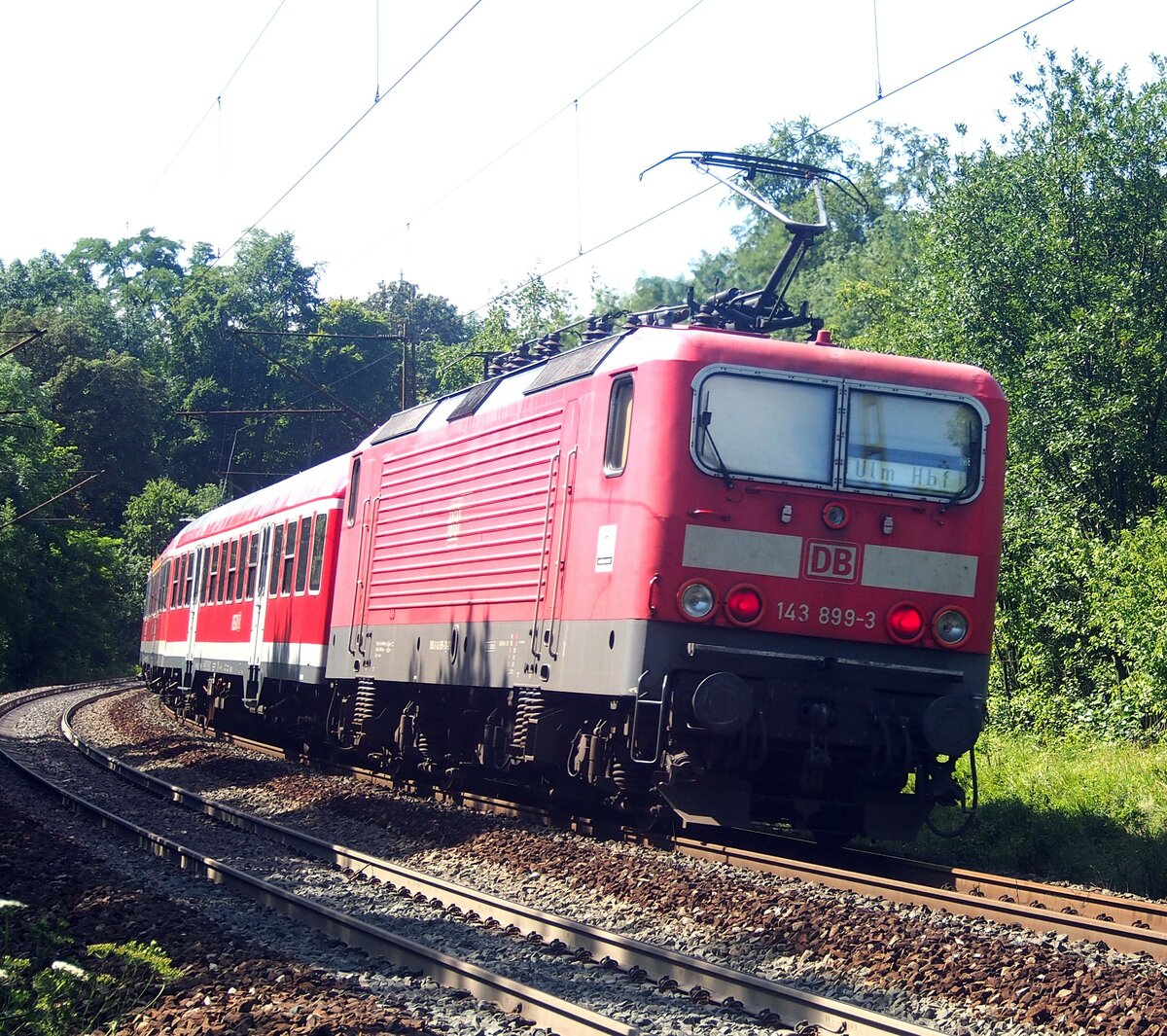 143 899-3 mit Nahverkehrszug bei Ulm am 04.08.2014.
