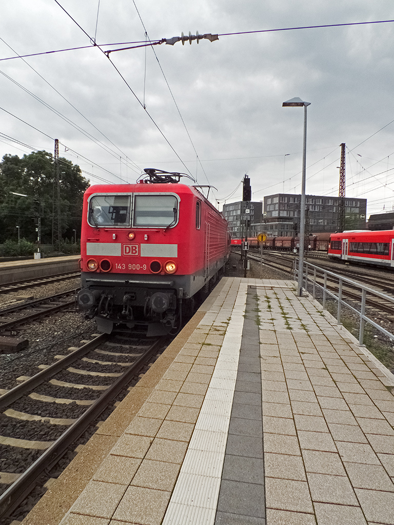 143 900 fährt nicht ein, sondern rangiert sich auf ein Abstellgleis, auch wenn das eingeschaltete Spitzenlicht eine fast perfekte Täuschung inszeniert. Später wird der Zug als RB zurück nach Geislingen fahren.