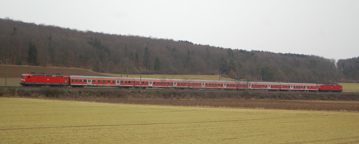 143 mit Nahverkehrszug im Sandwich bei Amstetten am 12.03.2009.