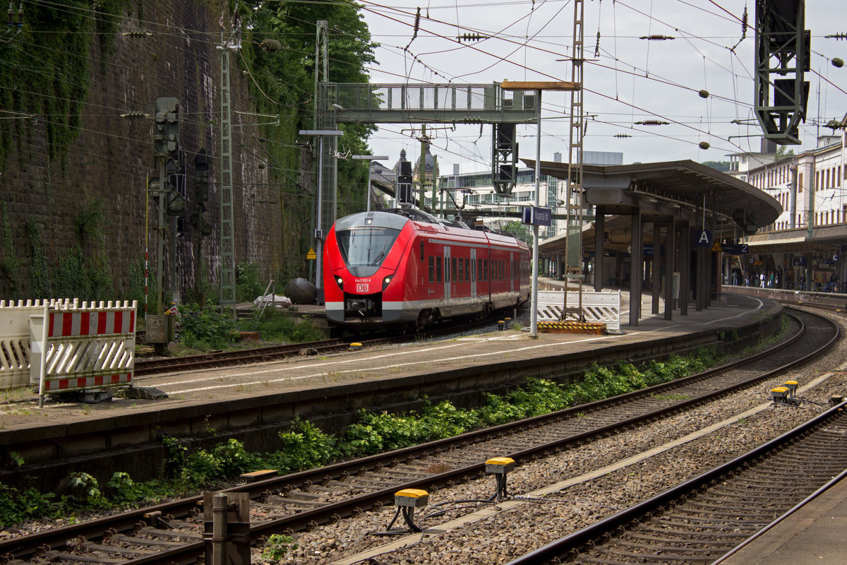 1440 301 und 310 verlassen am 08.06. Wuppertal Hauptbahnhof. In Wuppertal wird im Sommer 2017 ein neues ESTW in Betrieb genommen, wof�r bereits viele neue Signale aufgestellt sind. Im Hauptbahnhof ist so ein regelrechter Signalwald entstanden.
