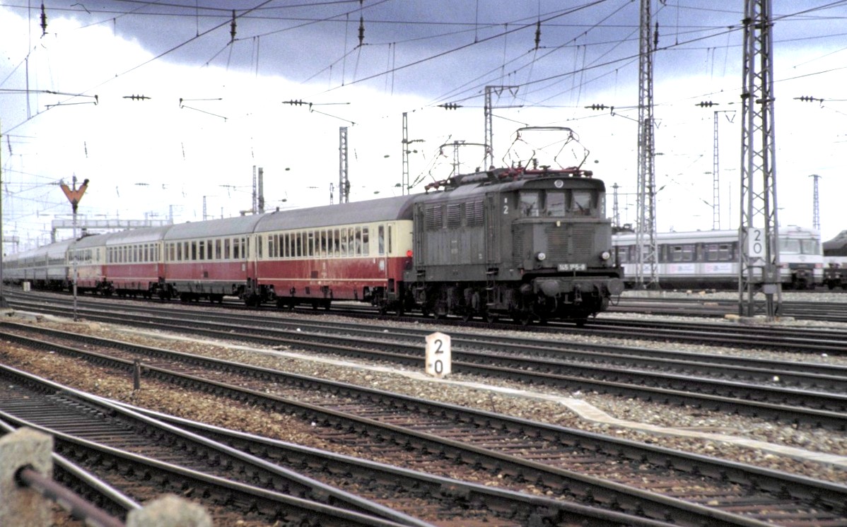 145 155-8 mit Bereitstellung eines IC in München am 27.06.1982.