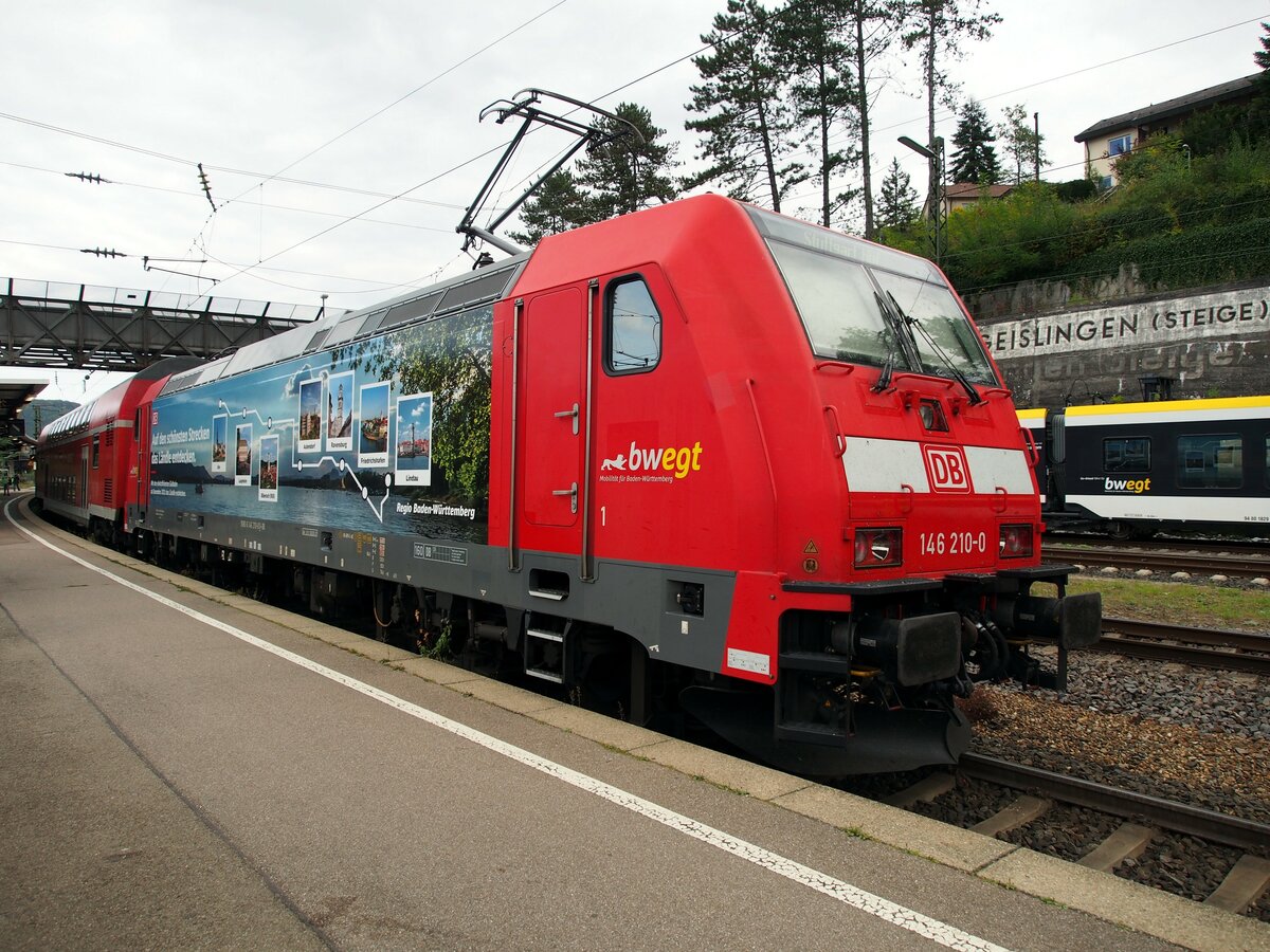 146 210-0 mit Doppelstockwagen in Geislingen Steige und der Werbung: uf den schönsten Strecken das Ländle entdecken;  Regio Baden-Württemberg.Am 02.10.2022.