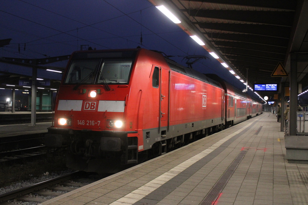 146 216-7 stand am Morgen des 21.12.2025 im Rostocker Hbf.