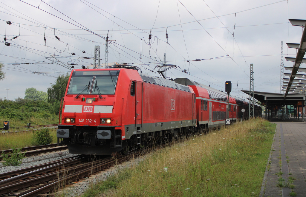 146 232-4 mit RE 1(Rostock-Bad Kleinen)bei der Ausfahrt im Rostocker Hbf.02.08.2025