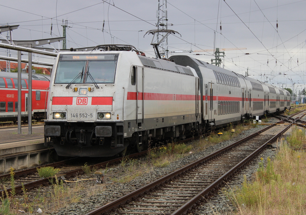 146 552 mit dem Teppich IC 2476(Berlin Hbf-Rostock)bei der Einfahrt im Rostocker Hbf.22.08.2025