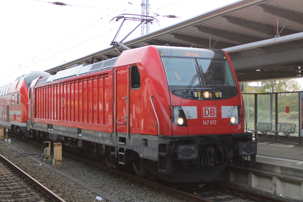 147 012-9(Bh Berlin-Lichtenberg)stand am 23.10.2020 zur großen Überraschung des Fotografen im Rostocker Hbf.