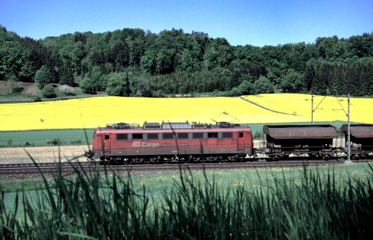 150 158-4 mit Seitenschieber-Selbstentladewagen Typ Otmm 64 bei Urspring am 17.05.2002.
