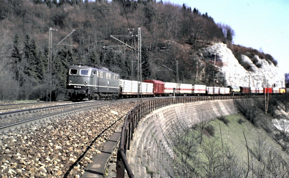 150 175-8 mit G�terzug auf dem M�hltalfelsendamm der Geislinger Steige am 23.04.1982.