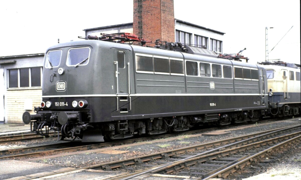 151 011-4 bei einer Führung in Regensburg am 12.07.1981.