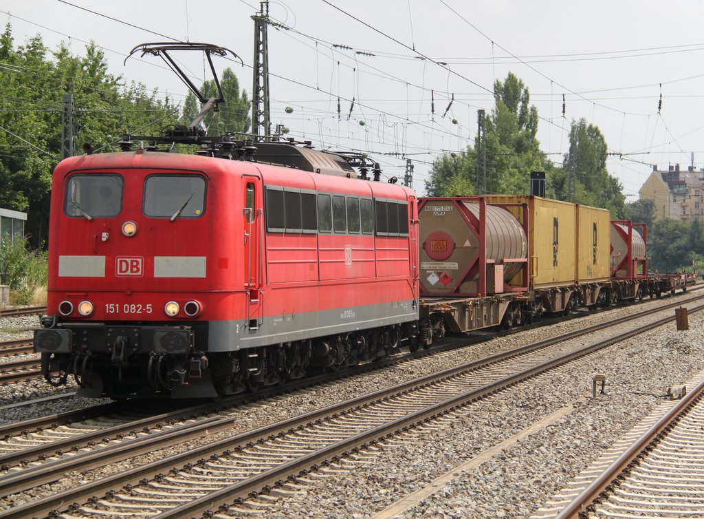 151 082 bei der Durchfahrt am 26.07.2016 in M�nchen-Heimeranplatz.