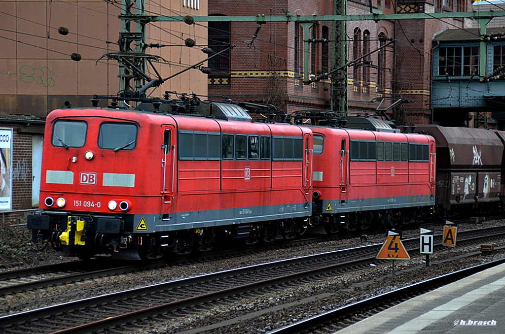 151 094-0 zog mit einer schwesterlok,einen ganzzug durch hh-harburg,13.03.15