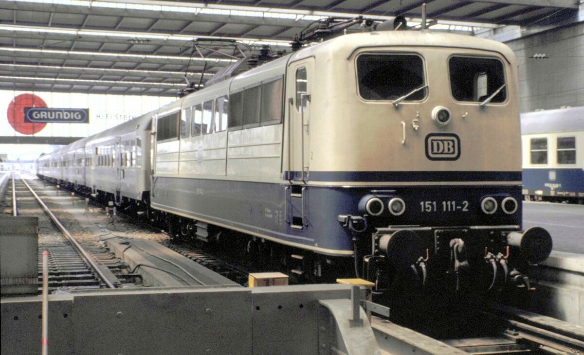 151 111-2 mit Nahverkehrszug in München Hbf am 27.06.1982.
