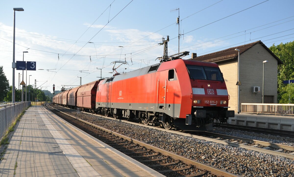 152 025-3 mit Kalkzug in Amstetten am 18.06.2012.