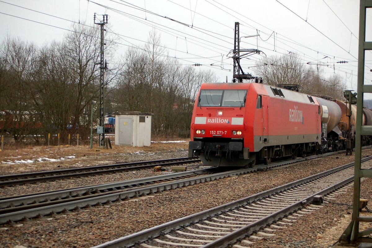 152 071-7 mit gemischtem Güerzug in Amstetten am 12.03.2009.