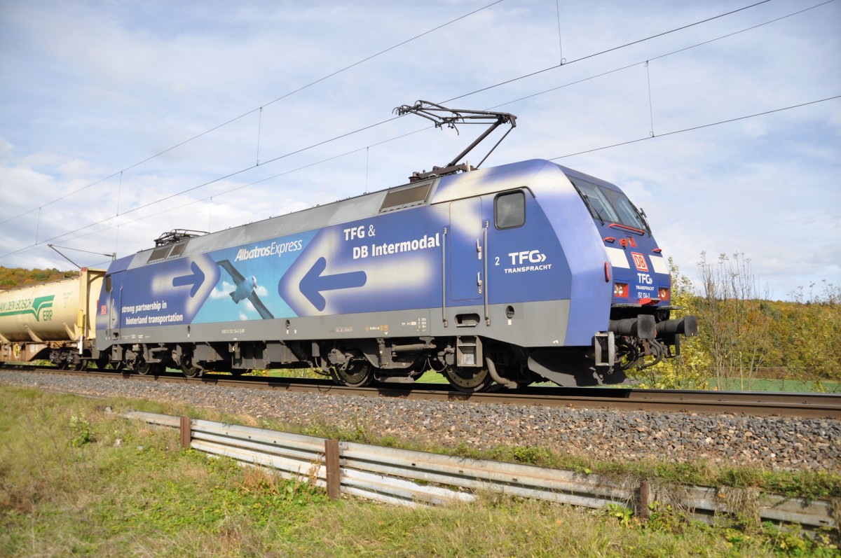 152 134-3 mit Albatros Express Werbung bei Urspring am 17.10.2012.