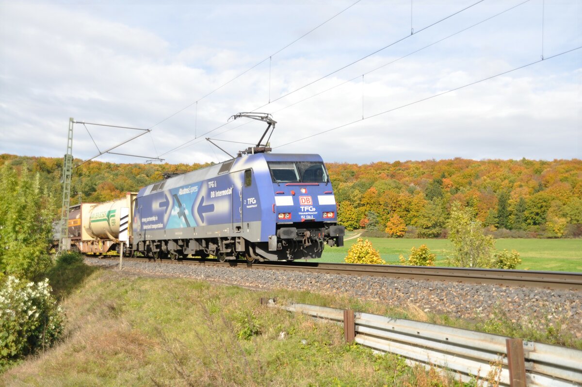 152 134-3 mit Containerzug bei Urpring am 17.10.2012.