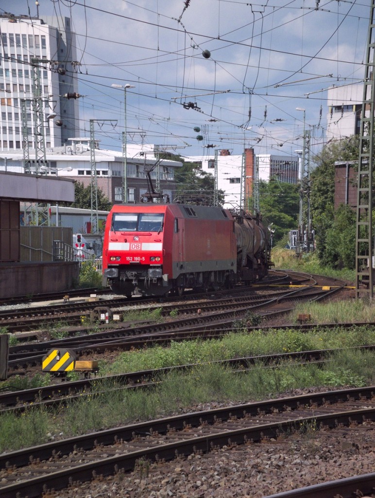 152 190 fährt am 21.08.14 in Bremen ein. Bei der Lok, die ursprünglich die Betriebsnummer 152 032 erhalten sollte, handelt es sich um einen Einzelgänger, der zeitweise mit abweichenden elektrischen Komponenten ausgerüstet wurde. Daher rührt auch die abweichende Nummer, die fortlaufende Nummerierung reicht nur bis zur Nummer 170.