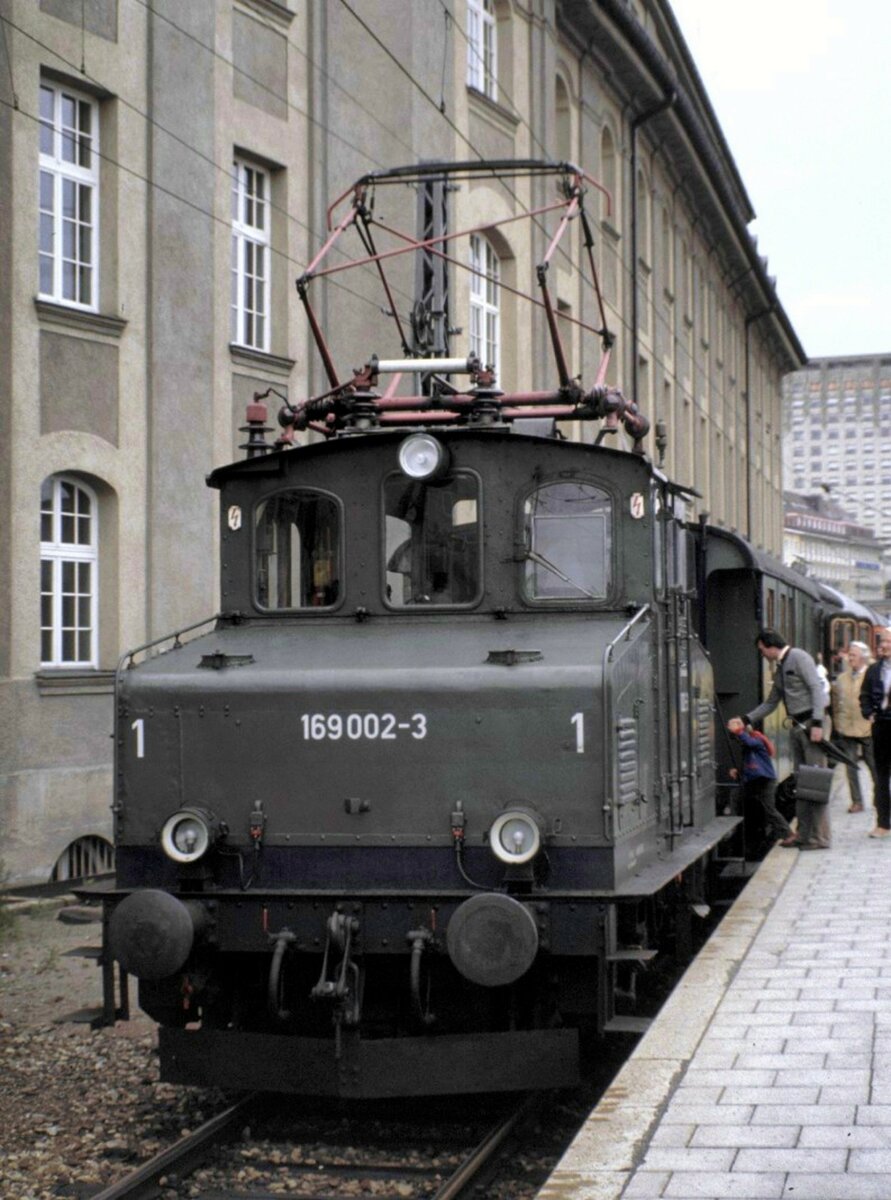 169 002-3 mit Sonderzug von München Hbf nach München-Freimann am 27.06.1982.