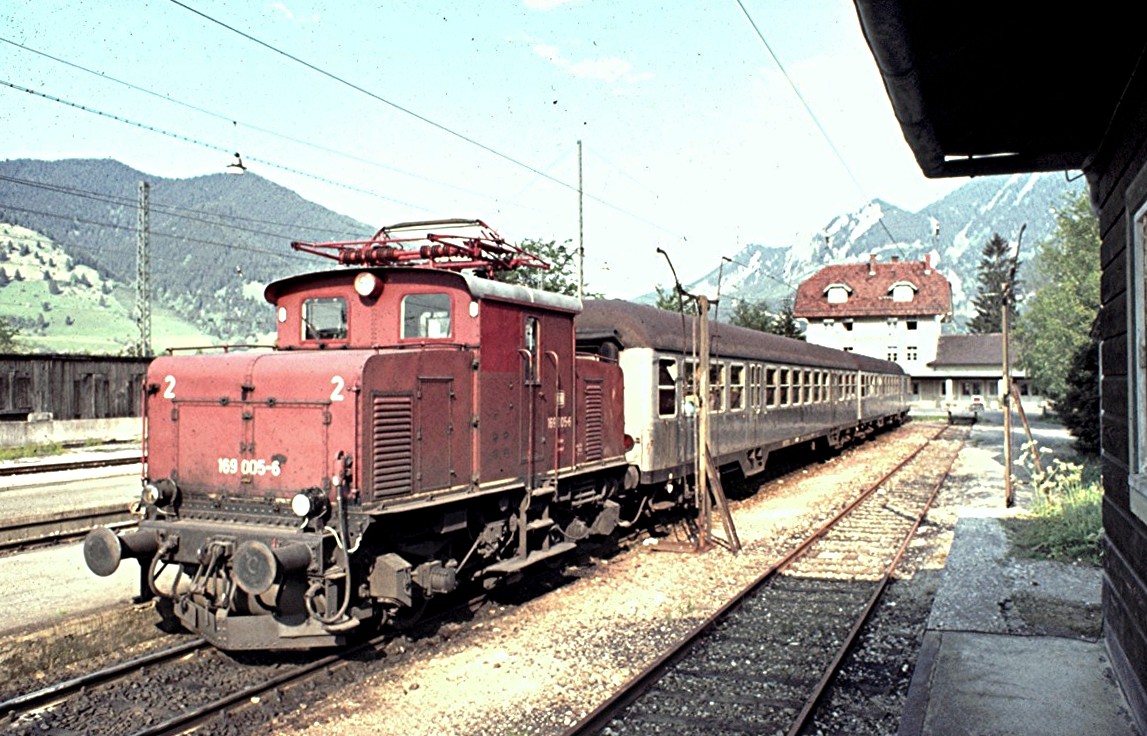 169 005-6 ausnahmsweise vor Regionalzug mit Silberlingen; die 169 005 wurde als stärkste 169 meist für Güterzüge eingesetzt, in Oberammergau im Mai 1977 (Diascan).