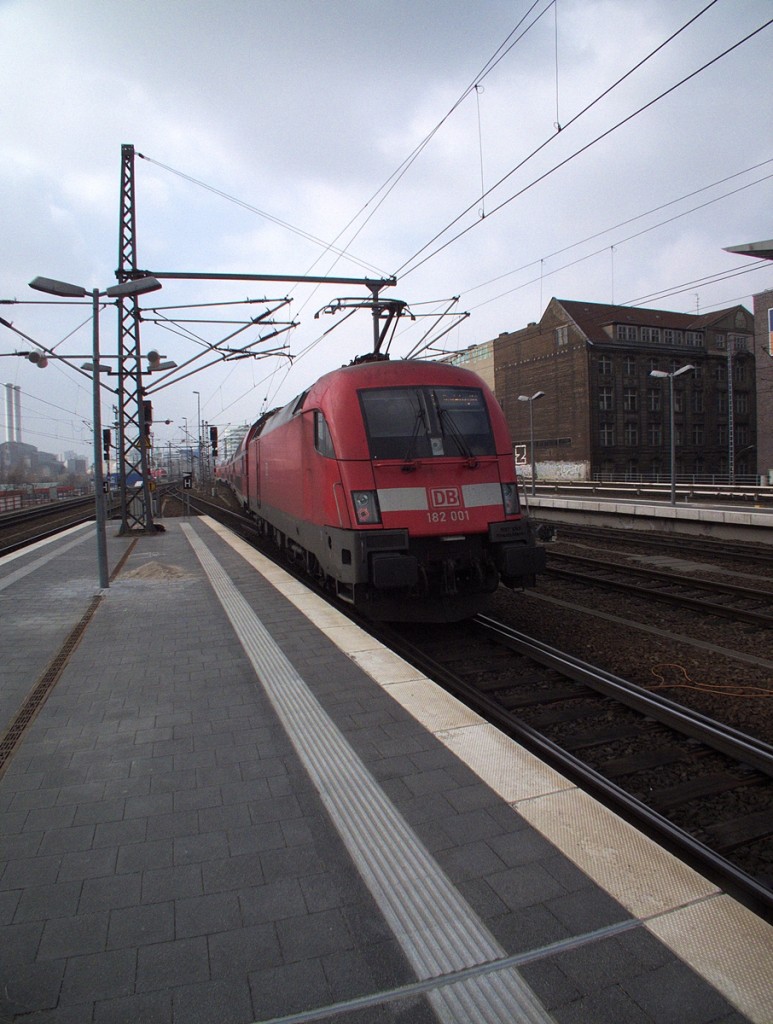 182 001 verl�sst am 6.3.14 mit ihrem RE1 nach Brandenburg den Berliner Ostbahnhof.