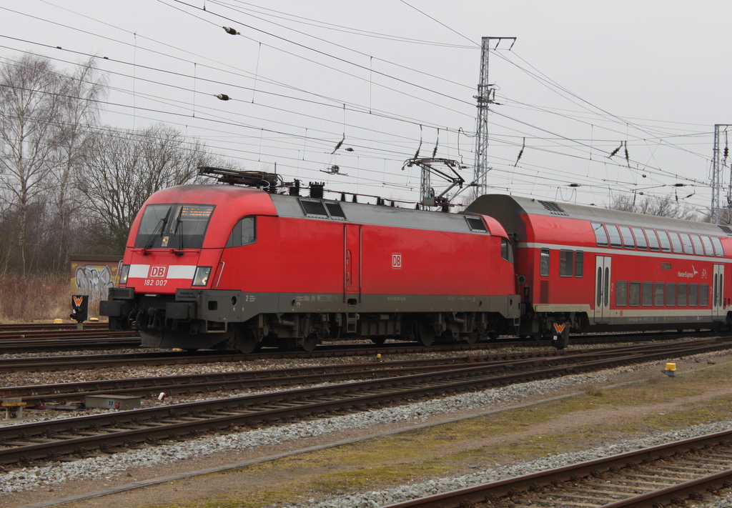 182 007-5(Lizenz f�r 230 km/h) mit RE 4310 von Rostock Hbf nach Hamburg Hbf bei der Ausfahrt im Rostocker Hbf.19.02.2016
