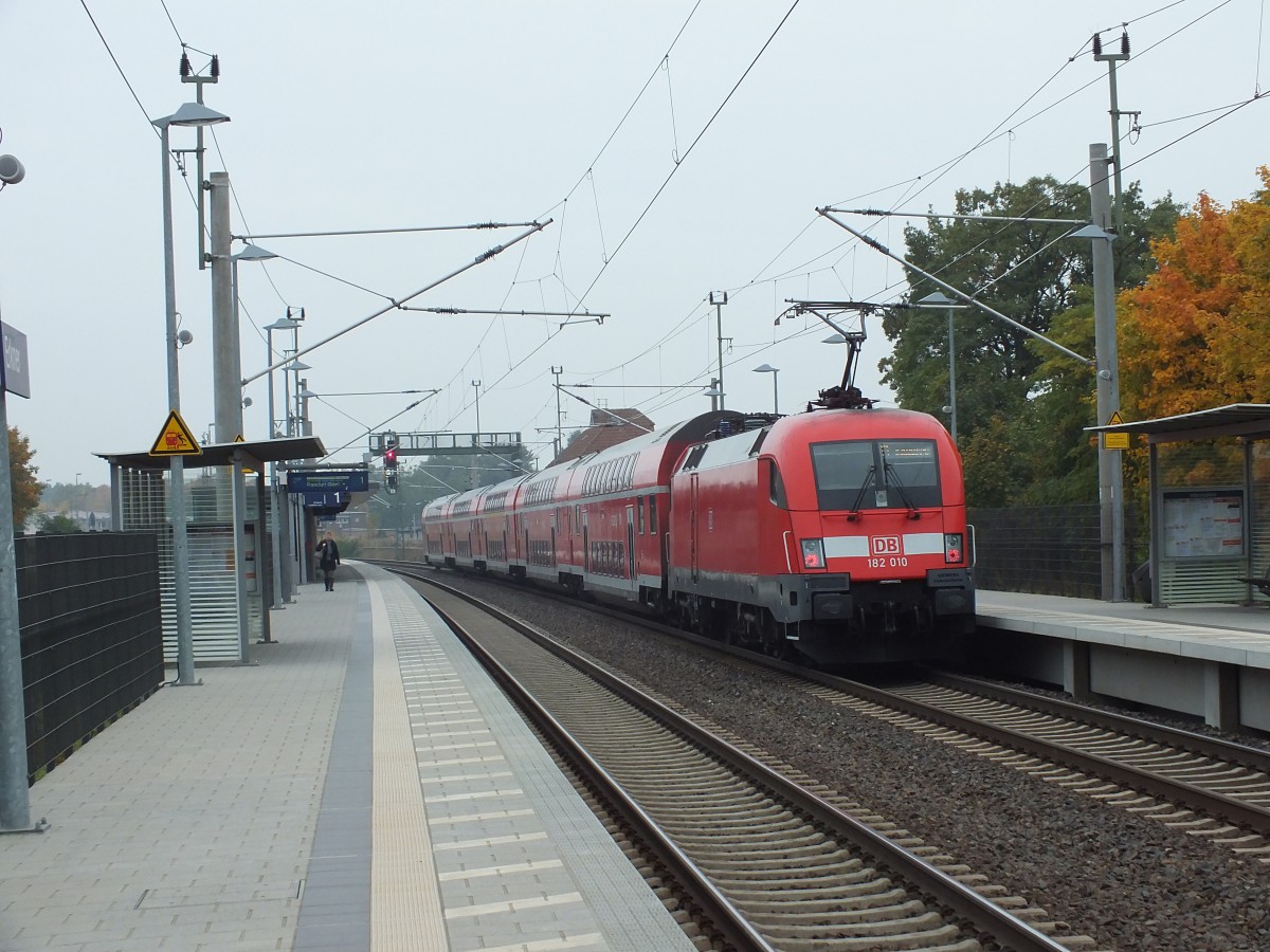 182 010 steht am 9.10.13 in Erkner.
RE1 -> Magdeburg HBF