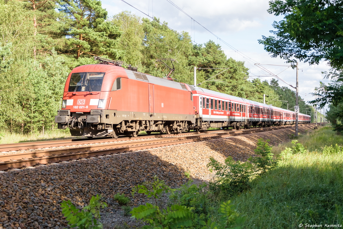 182 021-6 mit dem IRE 4272  Berlin-Hamburg-Express  von Berlin Ostbahnhof nach Hamburg Hbf, bei Friesack am 29.07.2017. Wegen  Weichenerneuerung in Rathenow  wurde der IRE �ber Nauen, Wittenberge und B�chen nach Hamburg geschickt.