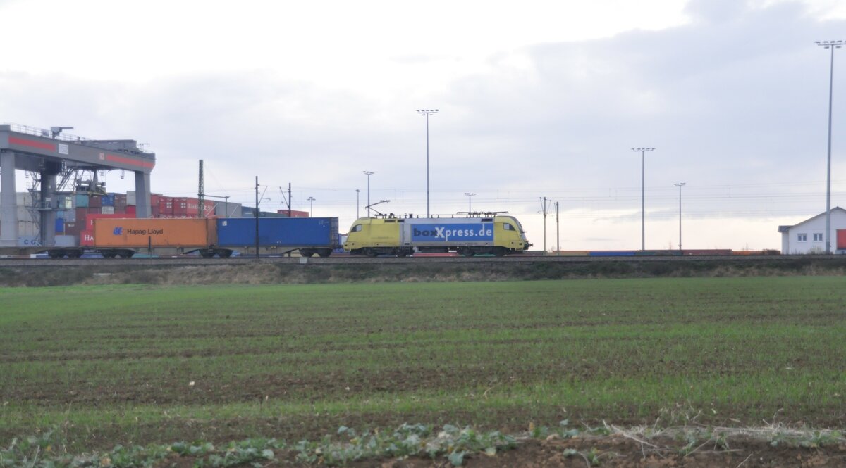 182 562-9 beim Container-Terminal bei Ulm-Beimerstetten am 08.11.2009.