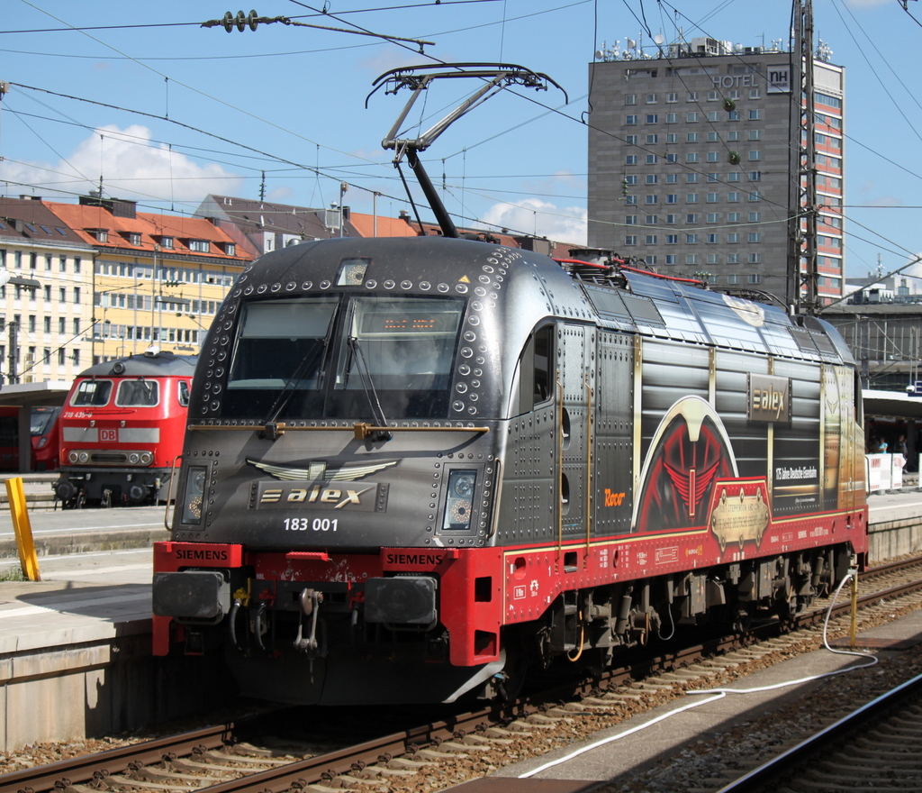 183 001 war am 28.08.2014 im Mnchener Hbf unterwegs.