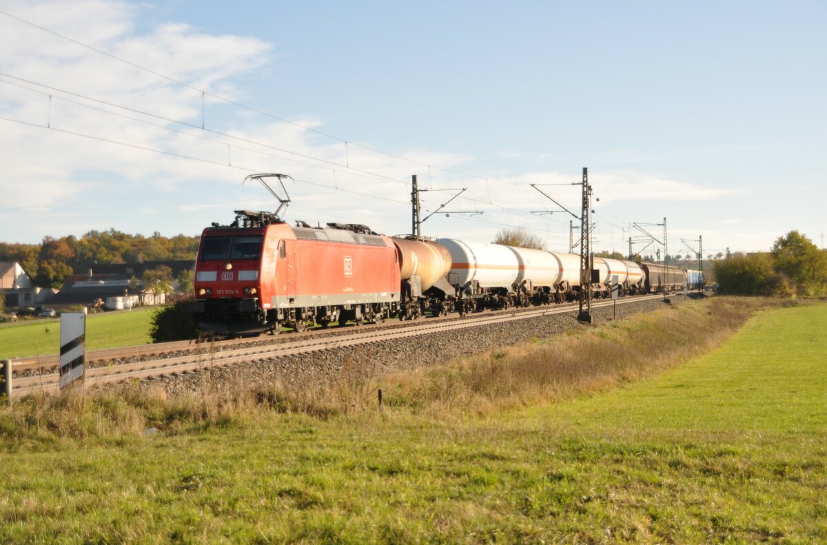 185 034-6 mit gemischtem Güterzug bei Hinterdenkental am 19.10.2012.