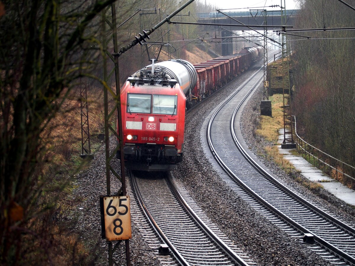 185 045-2 mit gemischtem Güterzug auf der Geislinger Steigeam 05.01.2020.