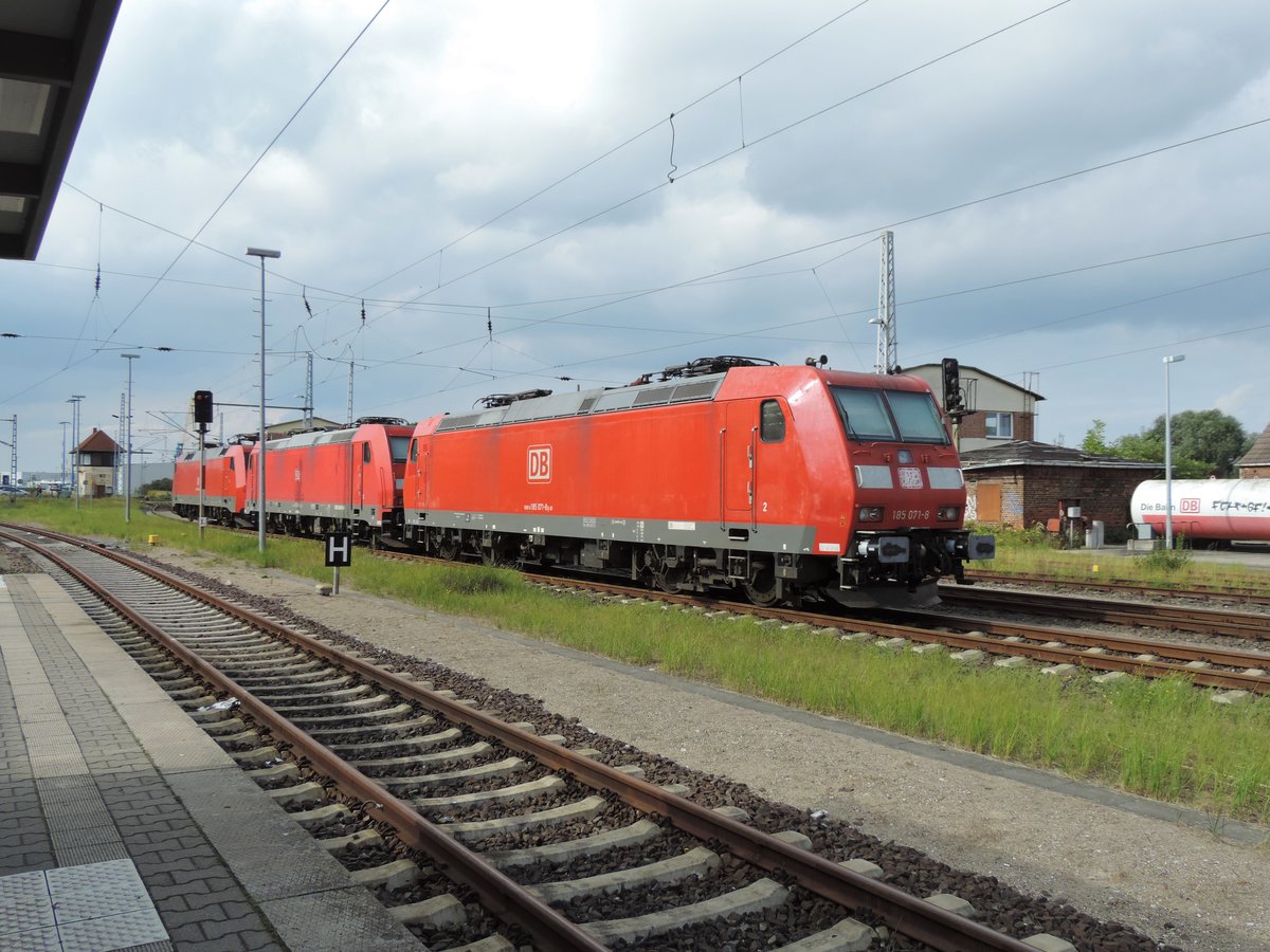 185 071 steht mit einer weiteren 185 und einer 152 in Wismar abgestellt. Am 3.9.16